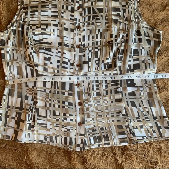 St. John’s Silk Button Up, Sleeveless Top - Picture 11 of 14